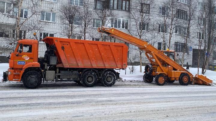 Мурманские дорожники чистят улицы города от весенних снегопадов